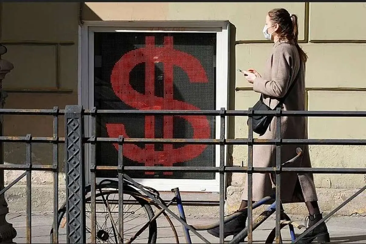 روسها کمربندها را سفتتر میبندند؛ ادامه سقوط روبل و افزایش قیمتها