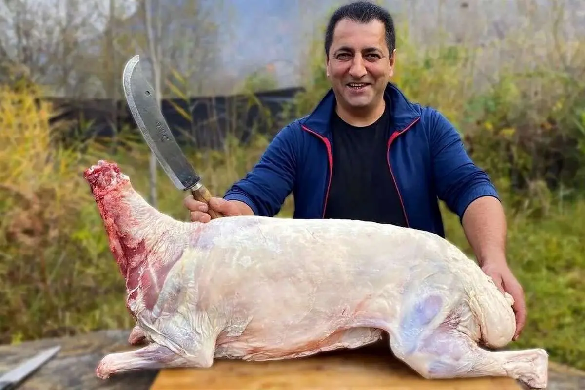 (ویدئو) غذای روستایی در آذربایجان؛ بریانی بز کامل در تنور