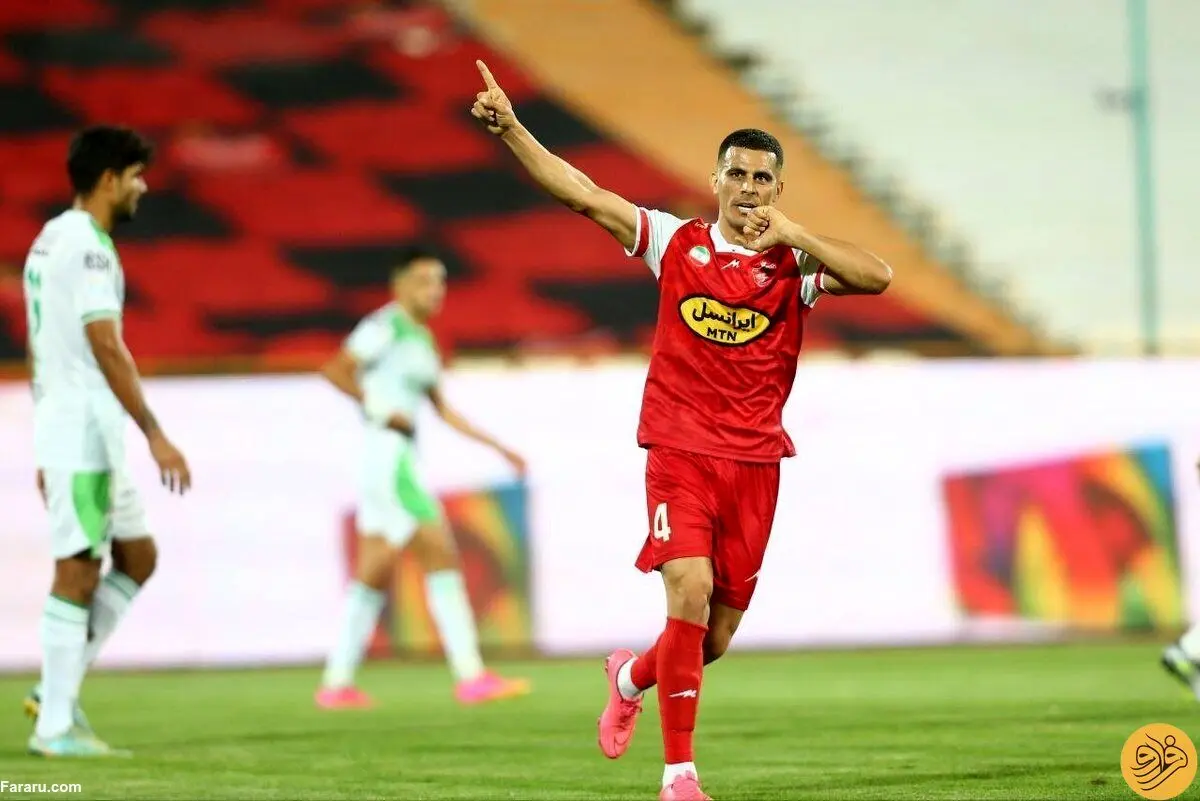 (عکس) مدافع پرسپولیس گلش را به همسرش تقدیم کرد