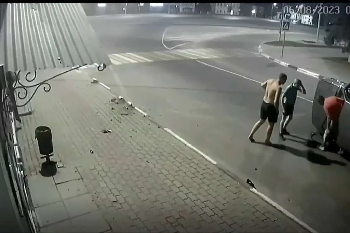(ویدئو) تصادف یک خودرو با جدول!