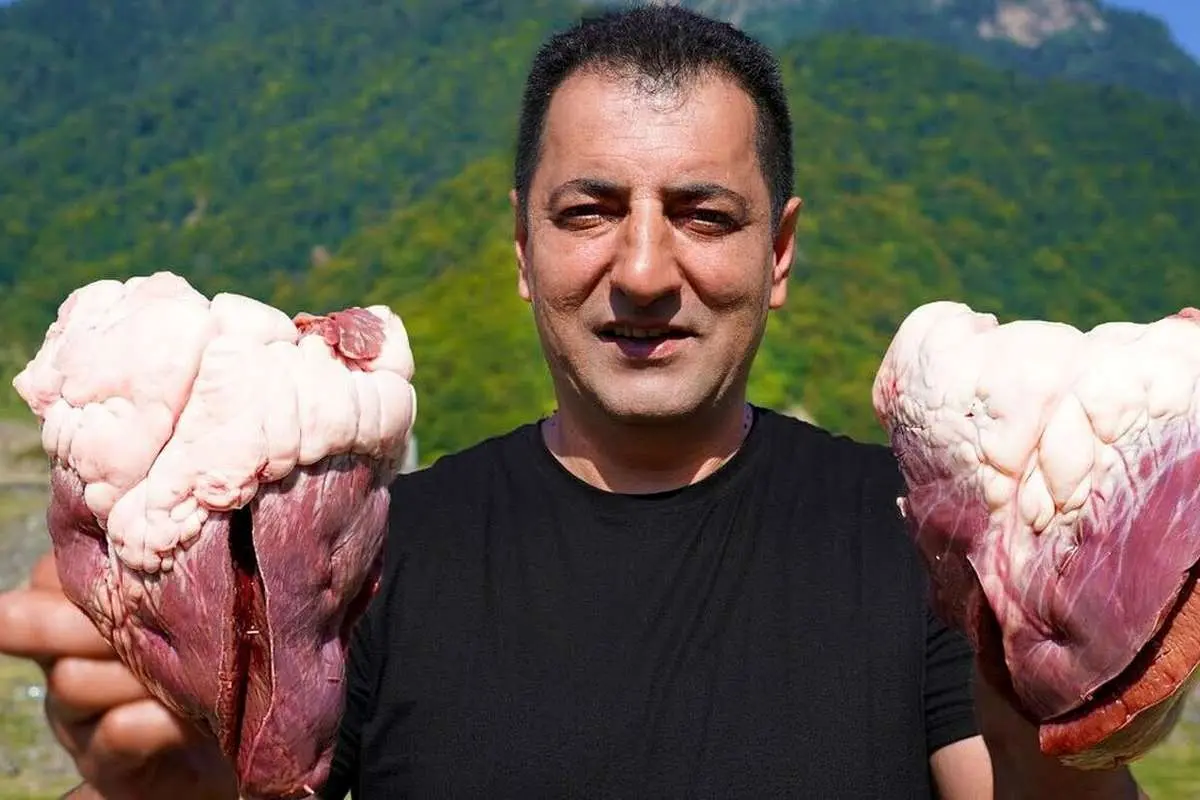 (ویدئو) طبخ سه دل غول پیکر گاو در روستای بهشتی آذربایجان