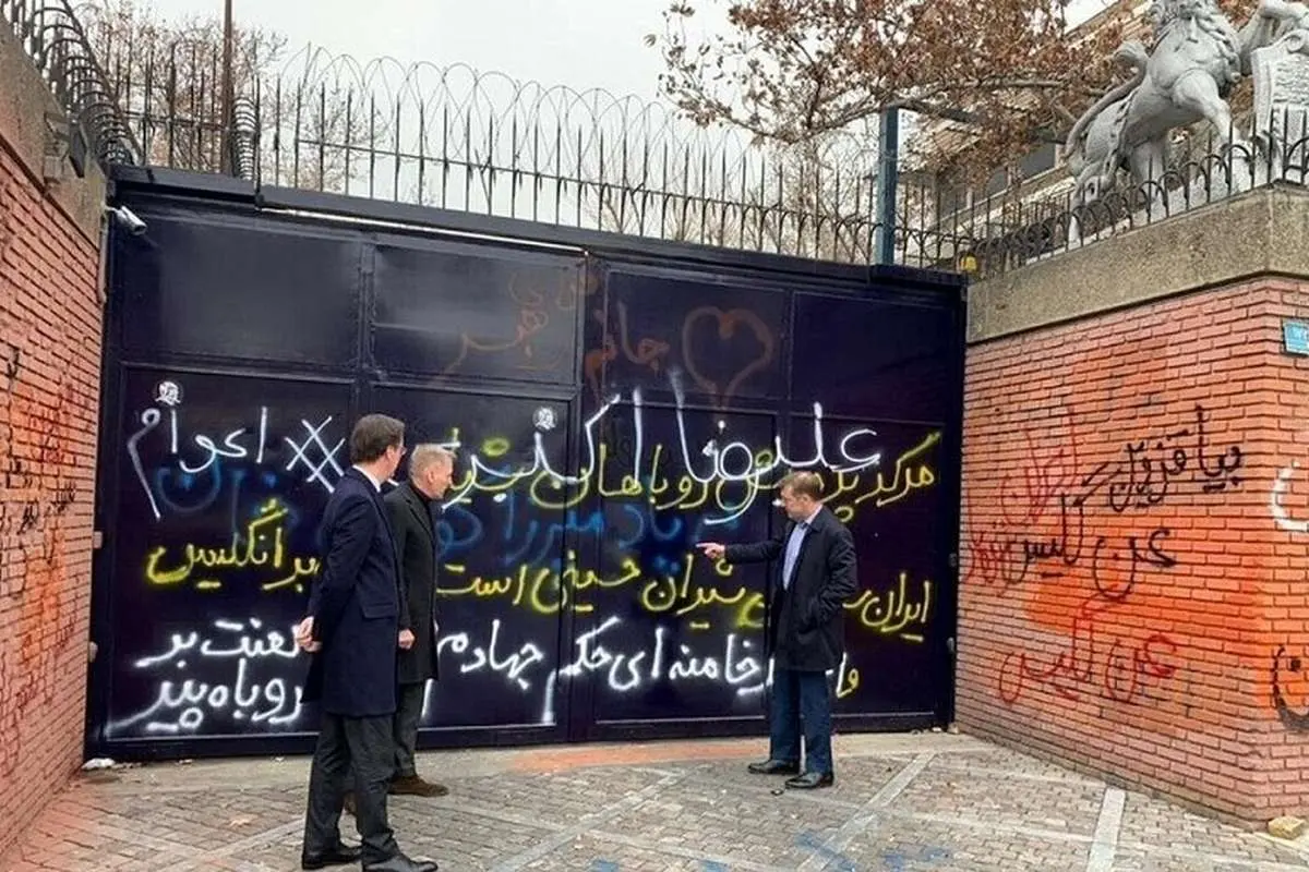 هزینه دیوارنویسی یا حمله به سفارتخانههای خارجی را مردم از بیت المال میدهند