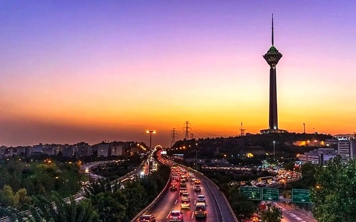 (ویدئو) برج میلاد و کوه دماوند در یک قاب در طلوع آفتاب