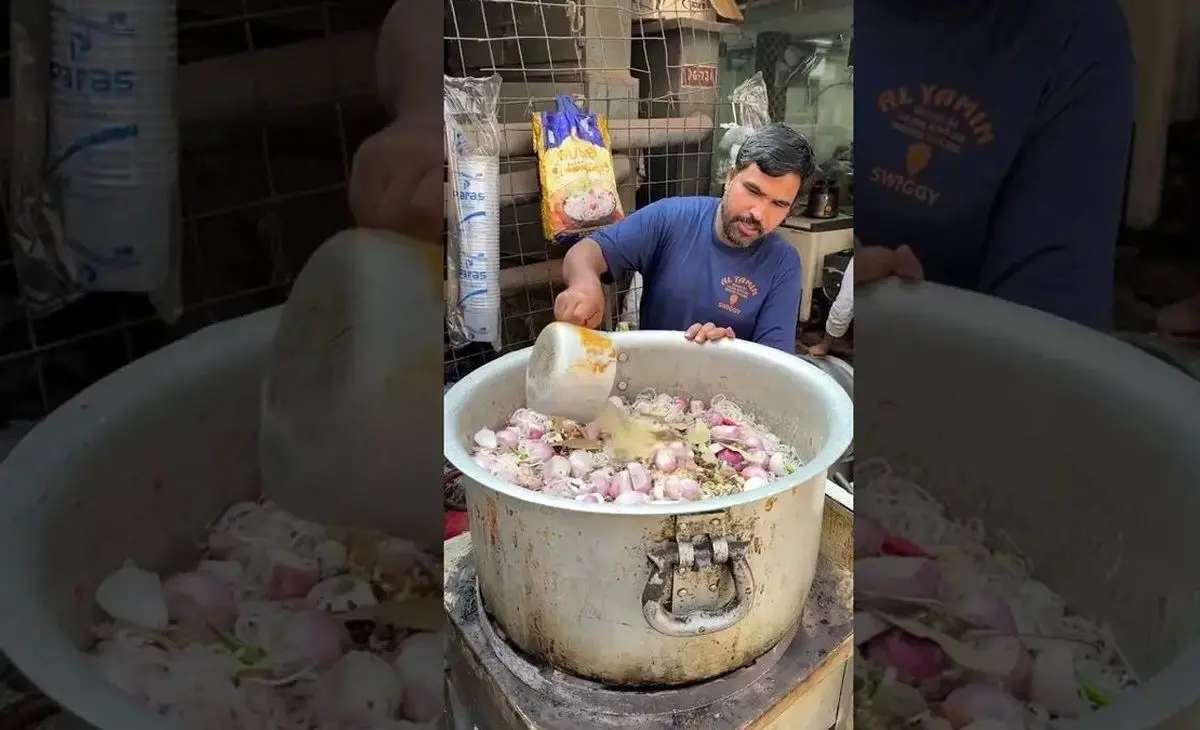 (ویدئو) غذای خیابانی؛ نحوه پخت مرغ چنگیزخانی به سبک مغولی در دهلی