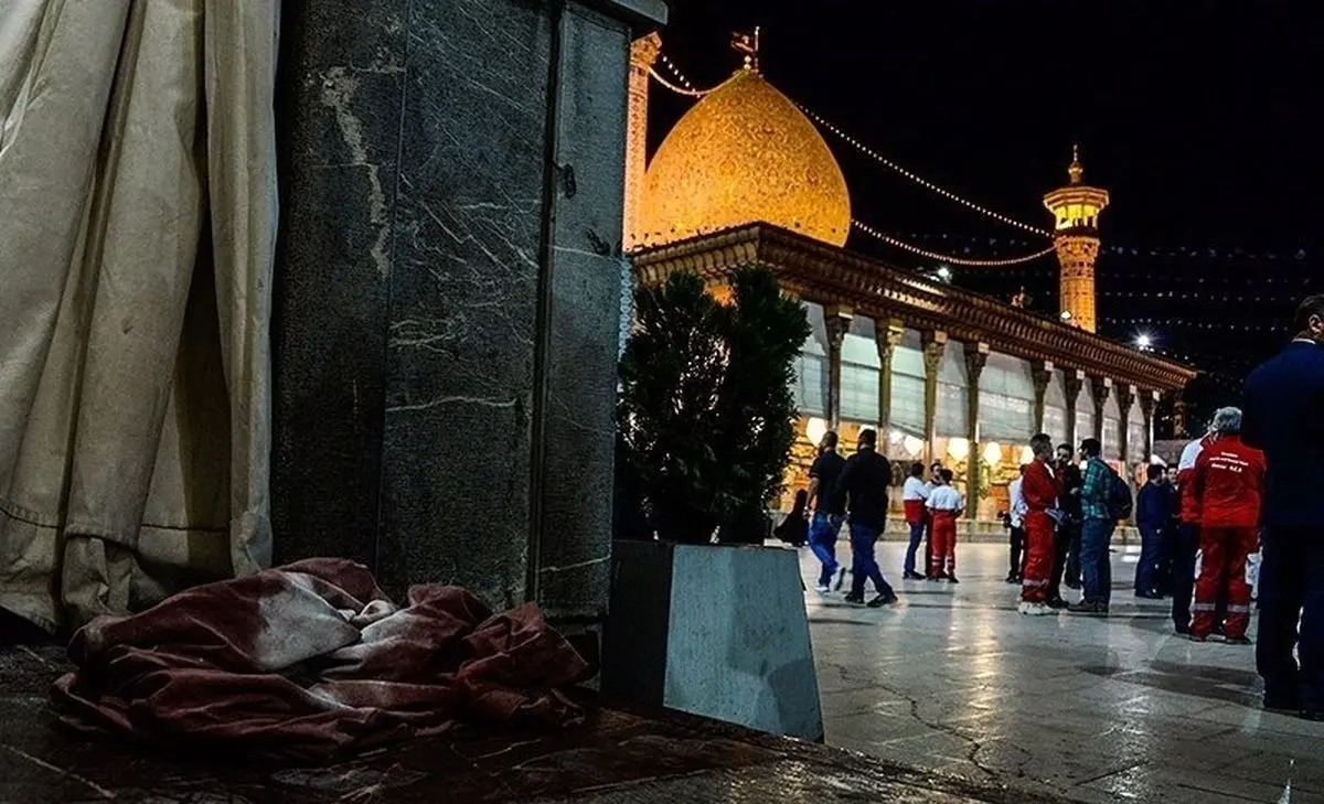 عکسی از نماز صبح زائران حرم شاهچراغ پس از حمله تروریستی