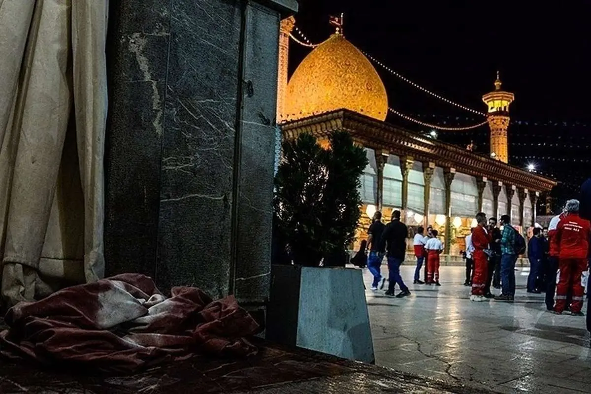 عکسی از نماز صبح زائران حرم شاهچراغ پس از حمله تروریستی