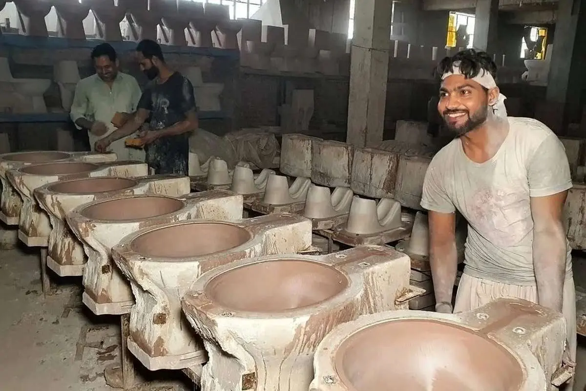 (ویدئو) فرایند چالش برانگیز پاکستانی‌ها برای ساخت توالت فرنگی به شکل سنتی