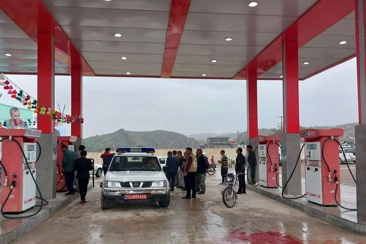 (ویدئو) سرعت عمل عحیب کارمند پمپ بنزین برای جلوگیری از انفجار جایگاه سوخت
