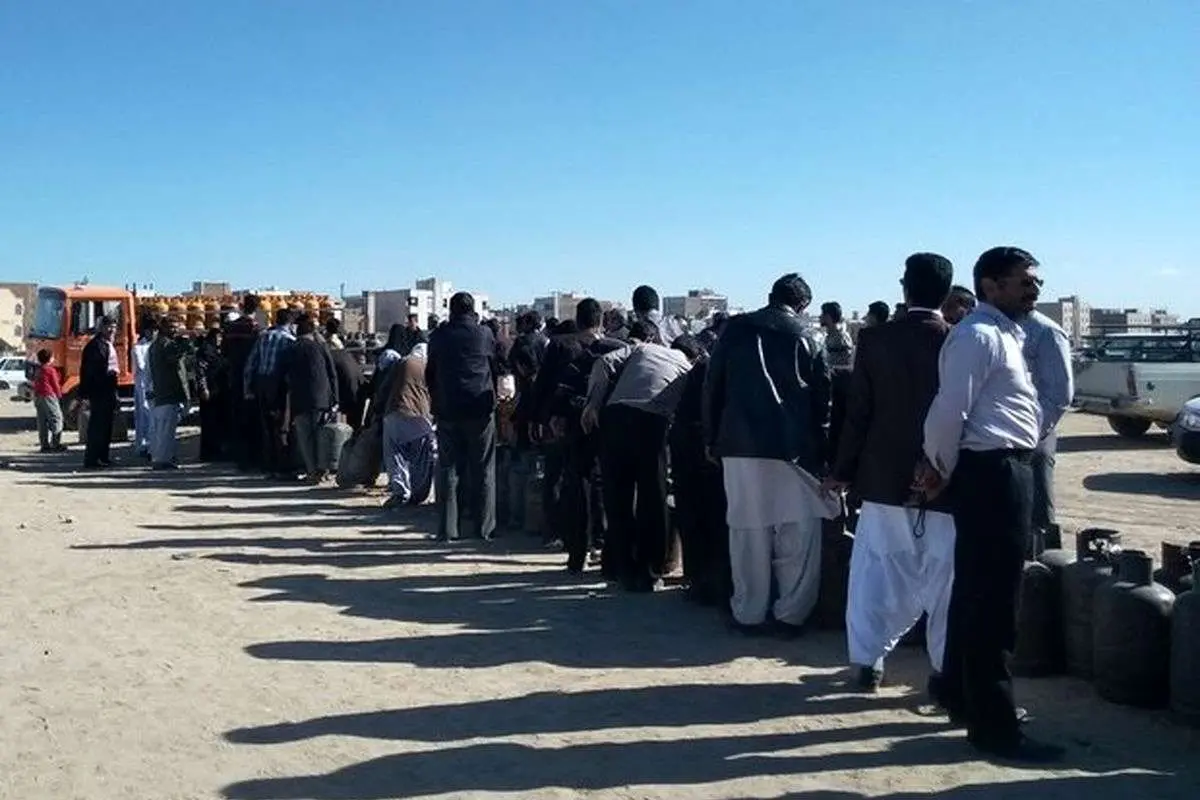 (ویدئو) صفکشیِ تحقیرآمیز زیر آفتاب سوزانِ ایرانشهر