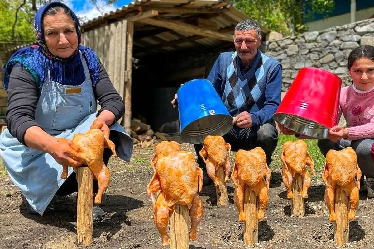 (ویدئو) بریان کردن مرغ زیر سطل‌های فلزی در آذربایجان