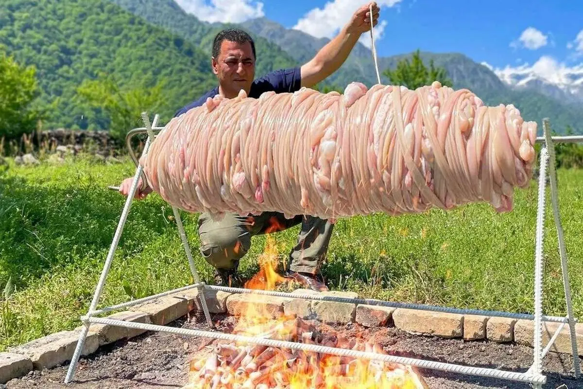 (ویدئو) غذای روستایی؛ کباب بزرگ کوکورچ اصیل ترکیه در یک روستای بهشتی در آذربایجان