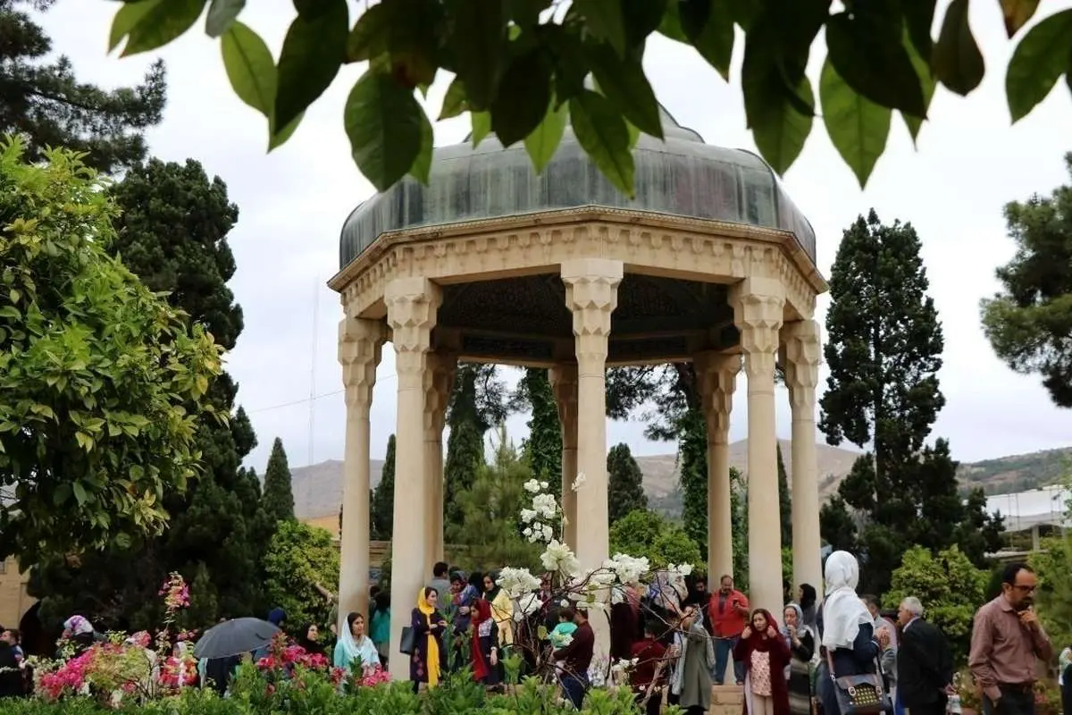 تفال به حافظ امروز یکشنبه ۱۵ مرداد ۱۴۰۲؛ ساقی بیا که شد قدح لاله پر ز می