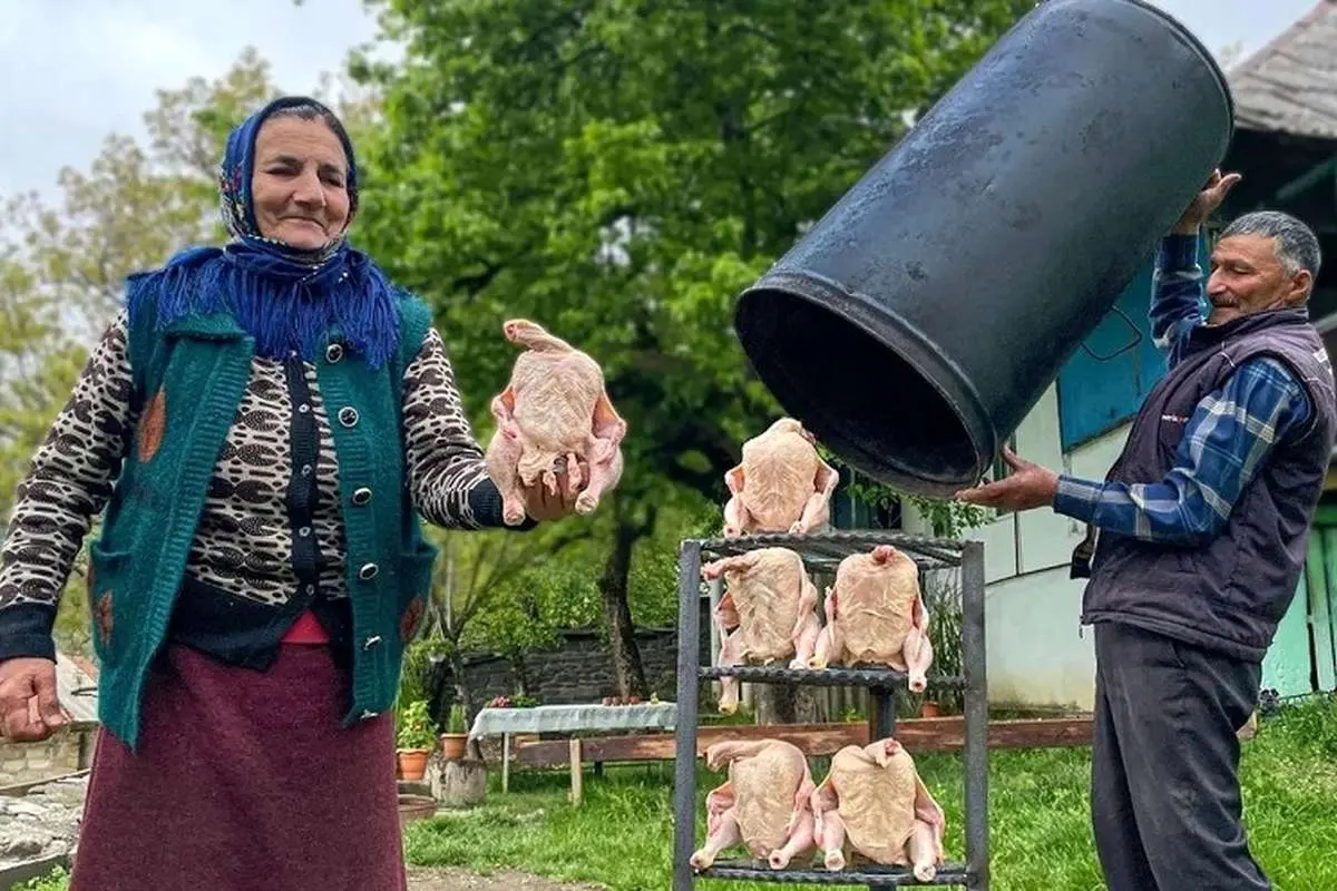 (ویدئو) غذای روستایی در آذربایجان؛ روشی منحصر به فرد برای پختن مرغ کامل زیر بشکه