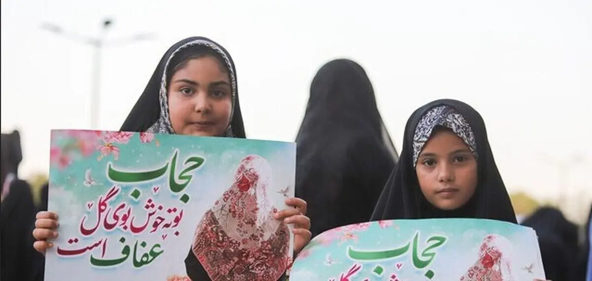 تجمع گروهی از افراد در انتقاد به بی‌حجابی مقابل مجلس