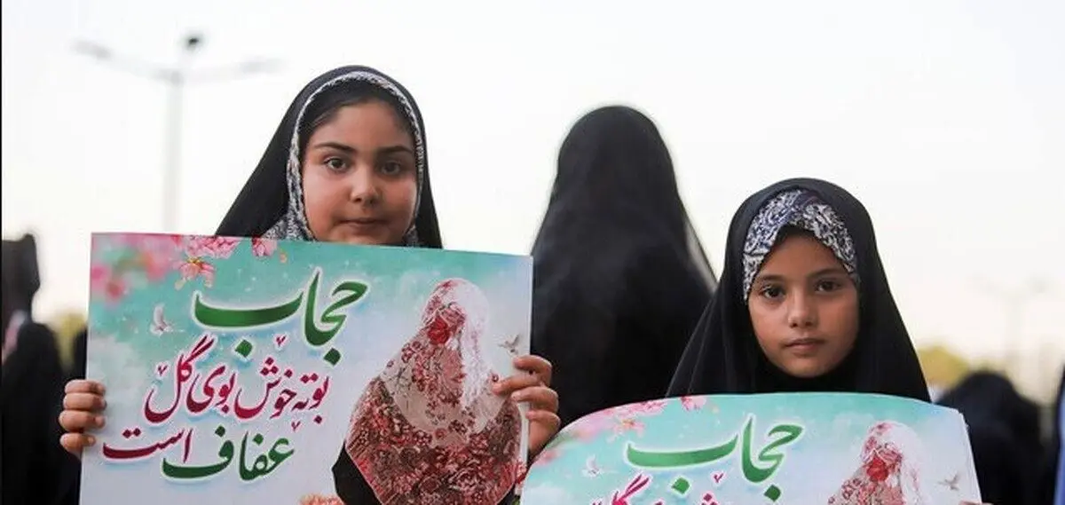 تجمع گروهی از افراد در انتقاد به بی‌حجابی مقابل مجلس