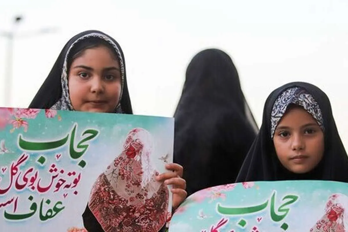 تجمع گروهی از افراد در انتقاد به بیحجابی مقابل مجلس