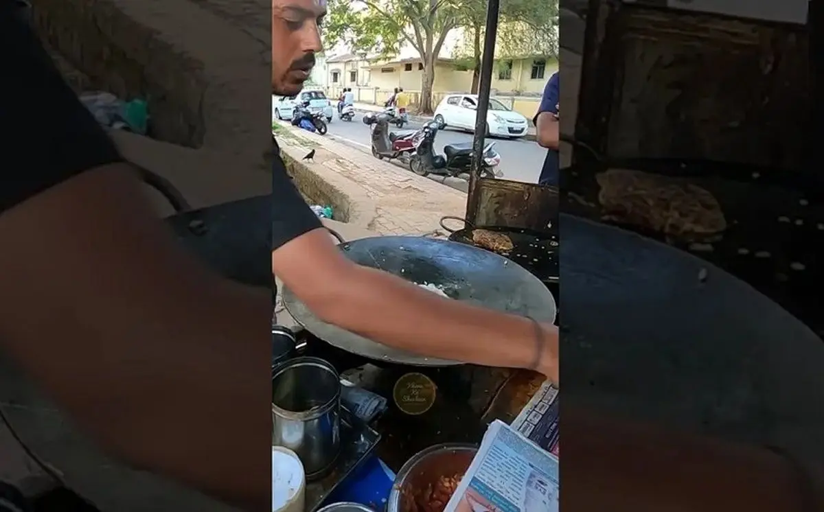 (ویدئو) پیتزای تخم مرغ؛ ابتکار عجیب یک غذافروش خیابانی در هند!