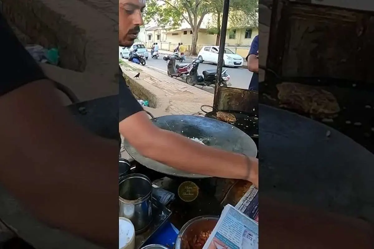 (ویدئو) پیتزای تخم مرغ؛ ابتکار عجیب یک غذافروش خیابانی در هند!