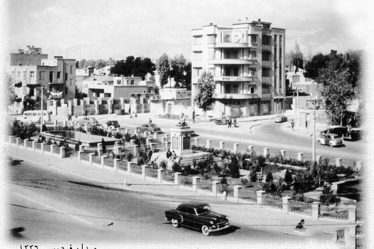 تصویری ناب از این میدان قدیمی تهران؛ ۶۶ سال قبل
