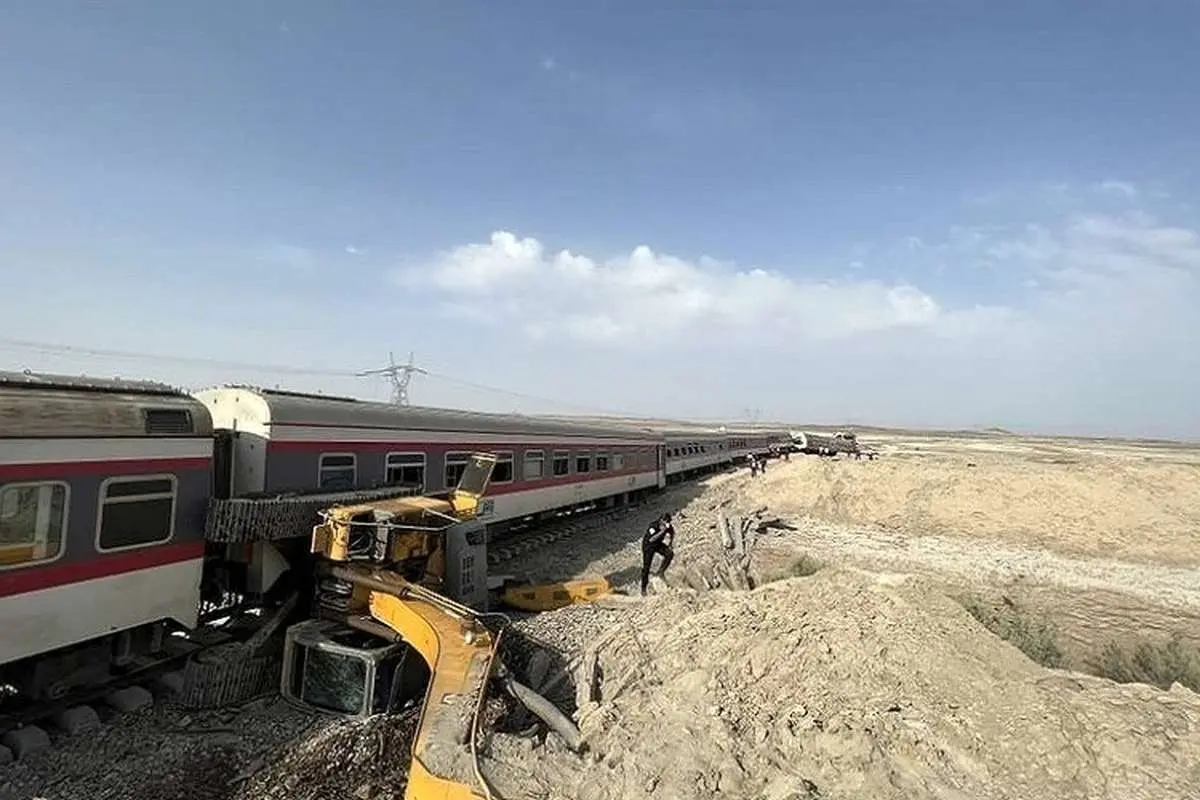 خروج قطار مسافربری تهران ارومیه از ریل در میانه