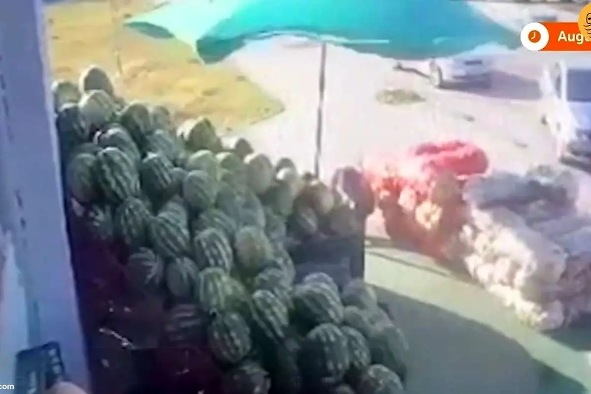 (ویدئو) باد شدید مردی با چترش را به هوا برد!