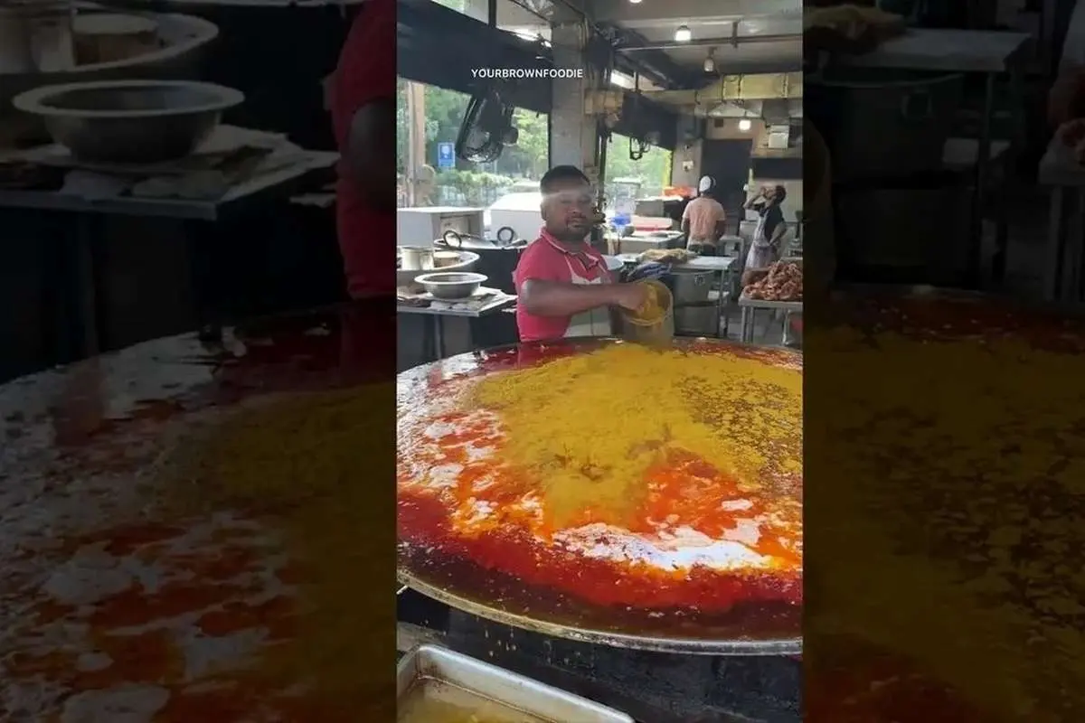 (ویدئو) بزرگترین مرغ تاوا را در این رستوران خیابانی می‌پزند