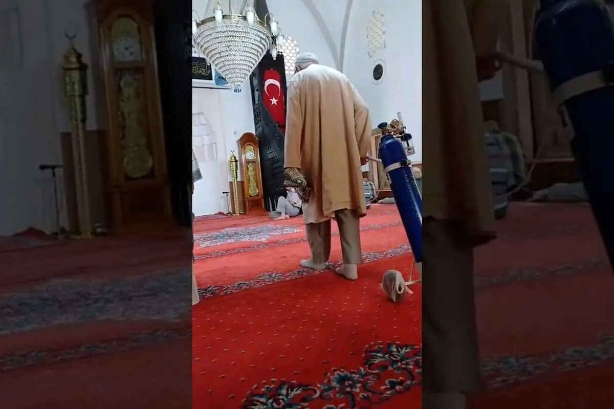 (ویدئو) حضور پیرمرد با کپسول اکسیژن در مسجد تحسینبرانگیز شد