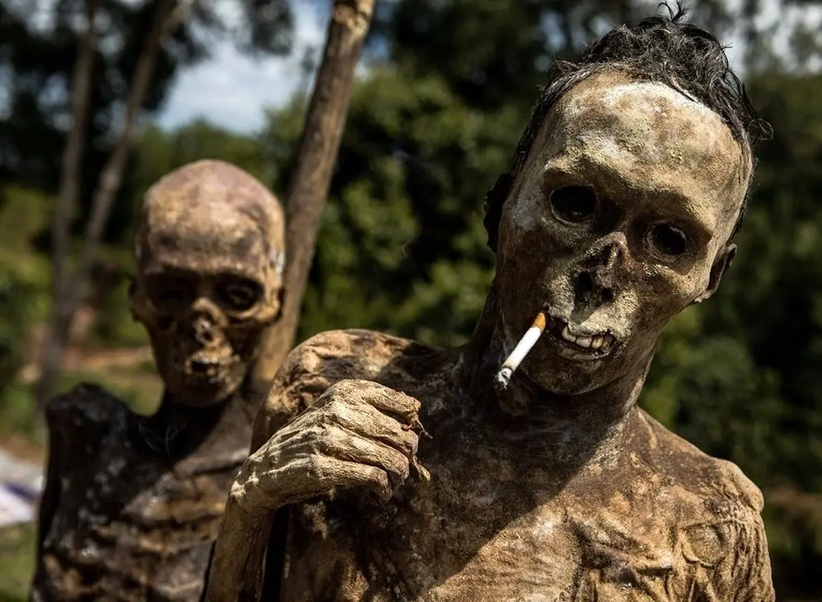 تصاویر باورنکردنی از مراسم عجیب زندگی با مُرده‌ها!