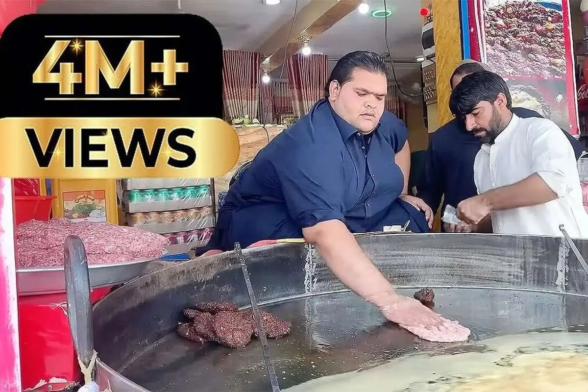 (ویدئو) آدم خان به این شکل چاپلی کباب مشهورش را آماده میکند!