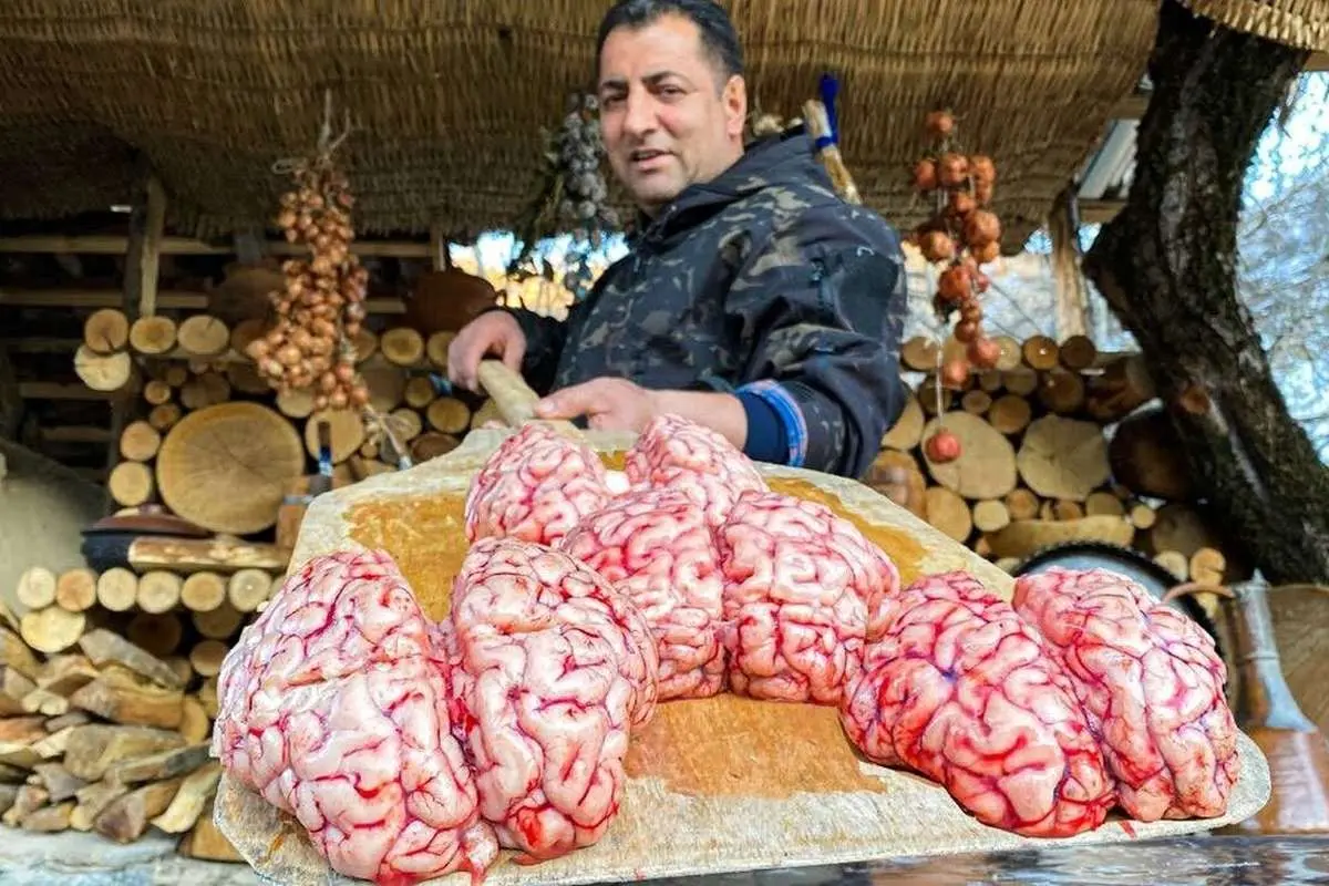 (ویدئو) طبخ متفاوت مغز گاو به سبک روستانشین مشهور آذربایجانی