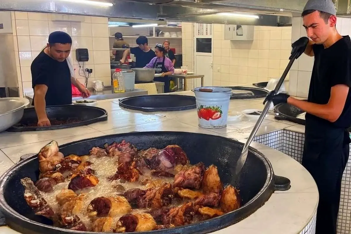 (ویدئو) پخت پلو ازبکی در حجم بزرگ برای یک مراسم عروسی در ازبکستان