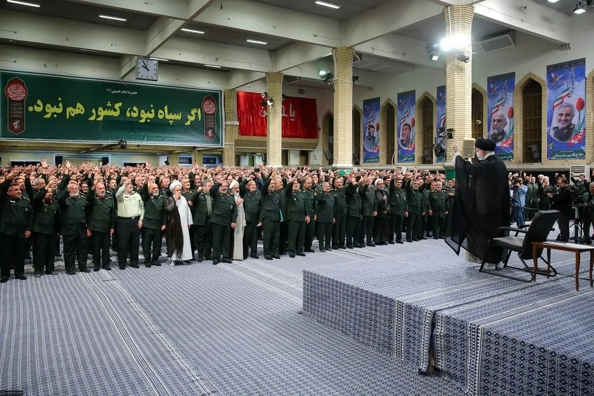 نمی‌گویم انتقاد نباشد؛ انتقاد همراه با اعتماد