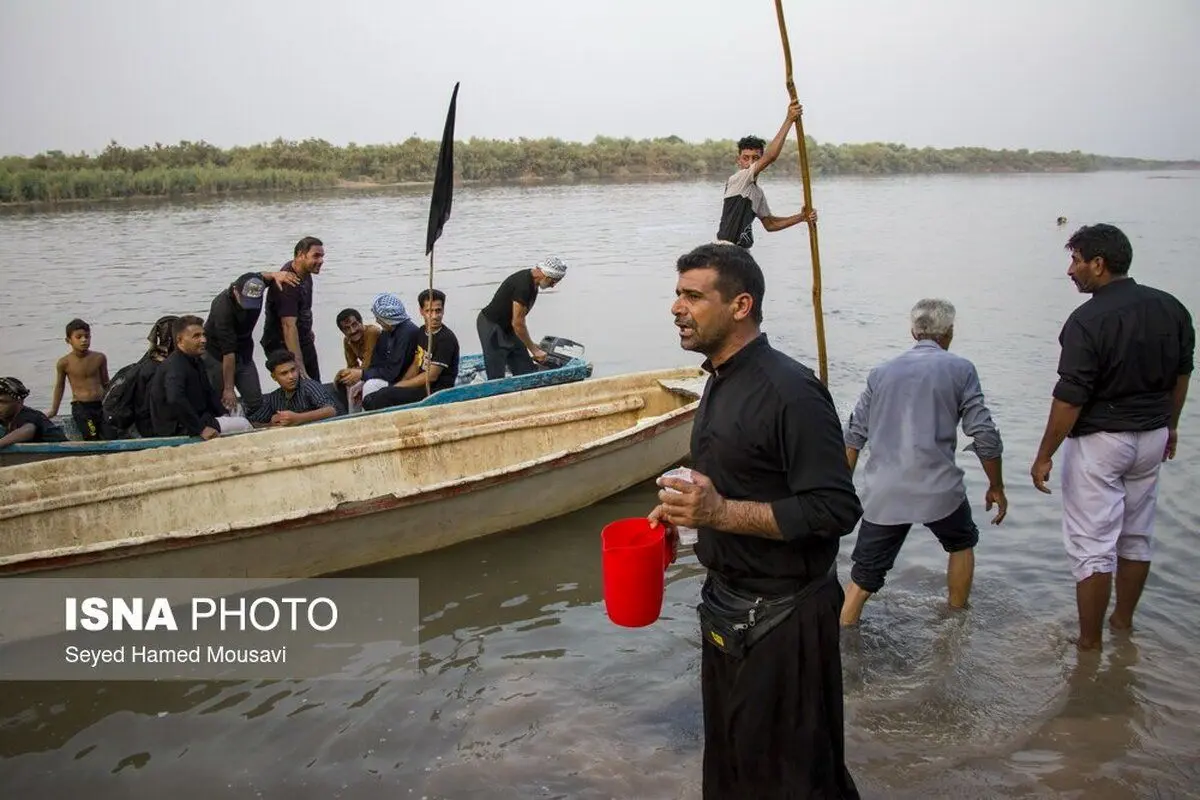 (تصاویر) گذر زائران اربعین از رودخانه دز