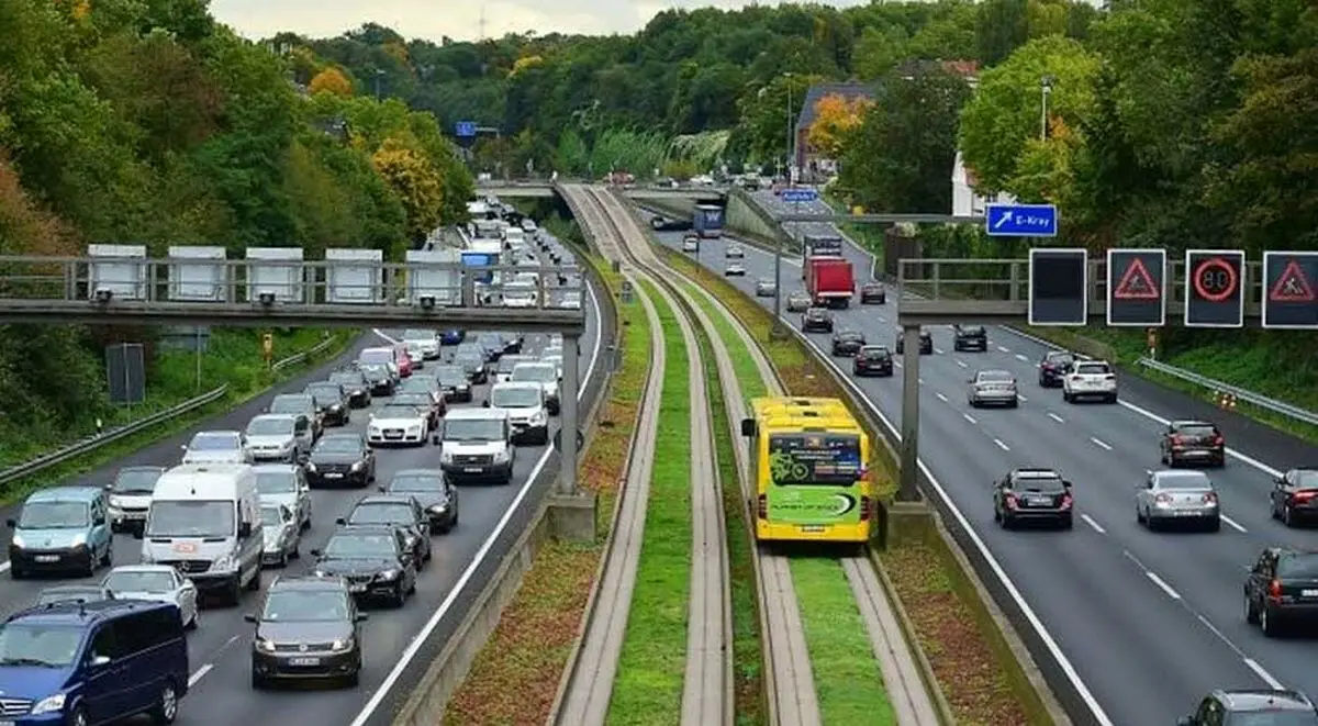 (تصویر) مسیر جالب اتوبوس وسط اتوبان شماره ۴۰ در اسن، آلمان