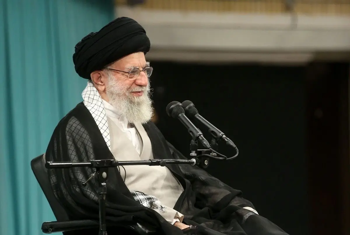 رهبر انقلاب: به هم ریختن خطوط توهمی بین مردم به برکت خون شهید سلیمانی بود