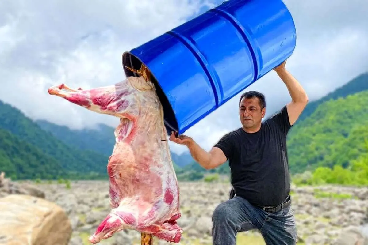 (ویدئو) کباب متفاوت بره کامل زیر یک بشکه در یک روستای زیبا در آذربایجان