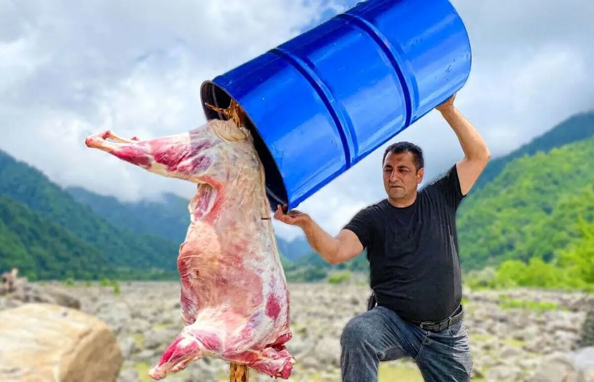 (ویدئو) کباب متفاوت بره کامل زیر یک بشکه در یک روستای زیبا در آذربایجان