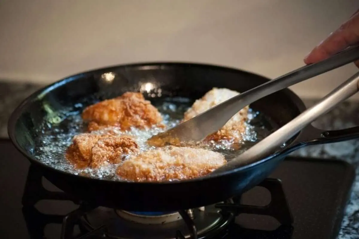(ویدئو) اگه میخوای روغن به گاز نپاشه ببین / ترفند سرخ کردن غذا بدون کثیفی و دردسر