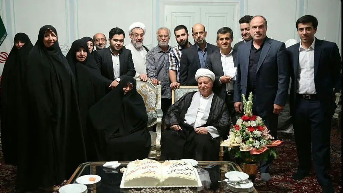 (عکس) تصاویری دیده نشده از تولد آیت الله هاشمی در کنار خانواده و دوستانش