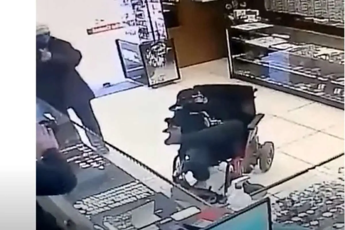 (ویدئو) وضعیت عجیب یک سارق ویلچرنشین بدون دست!
