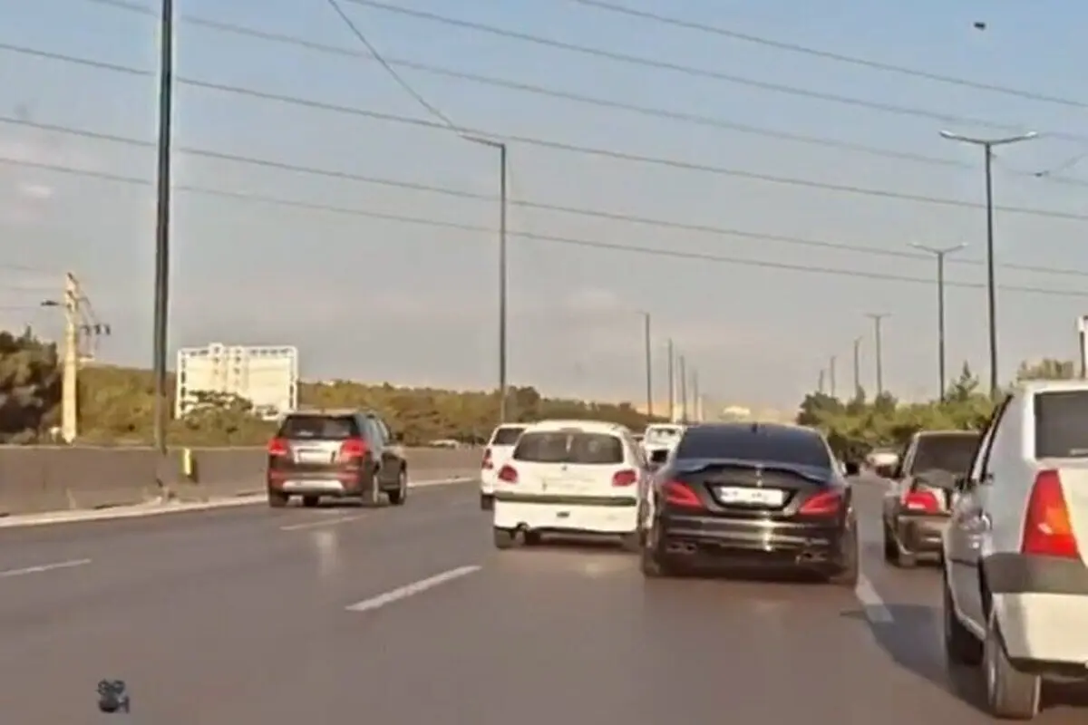 (ویدئو) حرکات جنون‌آمیز راننده مرسدس بنز در تهران