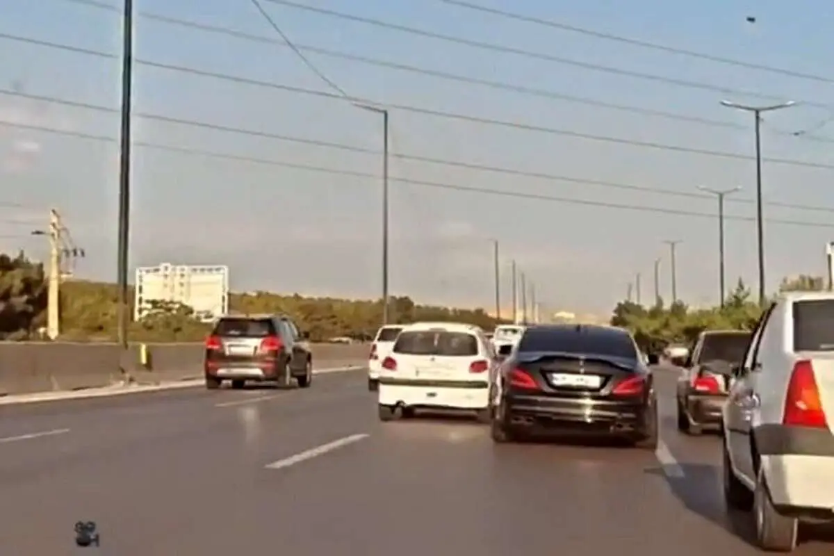 (ویدئو) حرکات جنونآمیز راننده مرسدس بنز در تهران