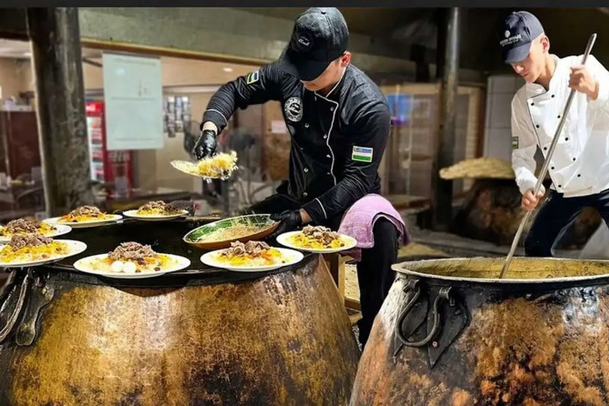 (ویدئو) پخت معروفترین صوفی پلو بخارا برای ۱۰۰۰ نفر توسط آشپزهای مشهور ازبک