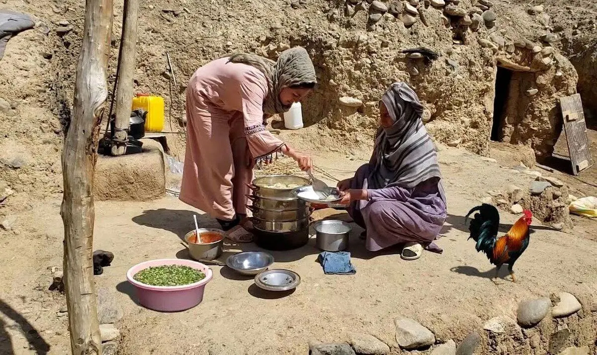 (ویدئو)  پخت جالب چلو گوشت توسط دو زن روستایی در افغانستان