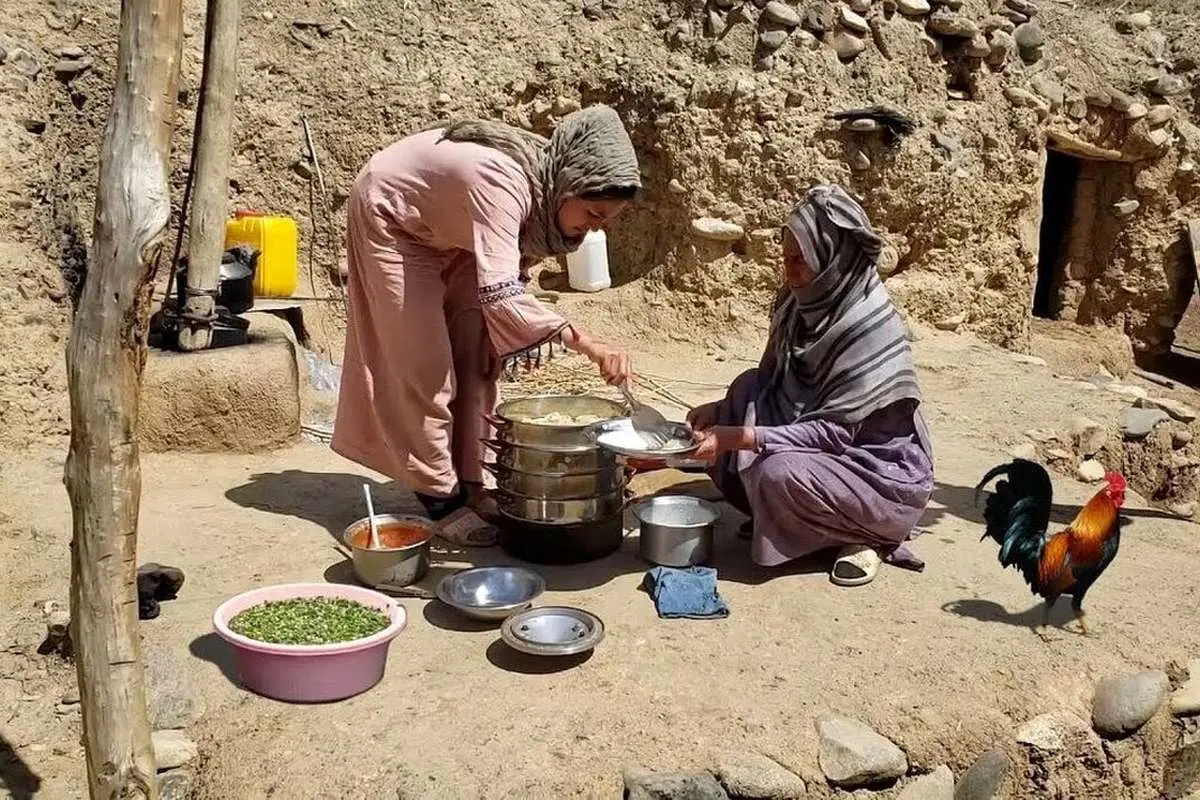(ویدئو) پخت جالب چلو گوشت توسط دو زن روستایی در افغانستان