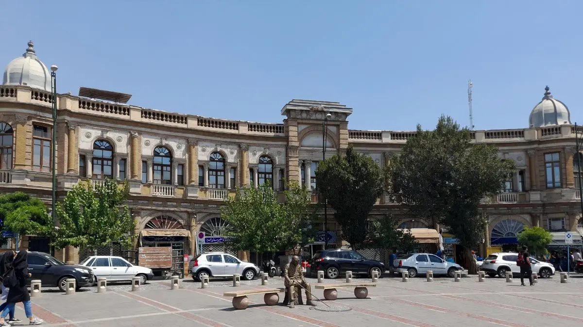 (تصویر) میدان حسن آباد تهران ۷۰ سال قبل این شکلی بود؛ این مجسمه مفقود شد