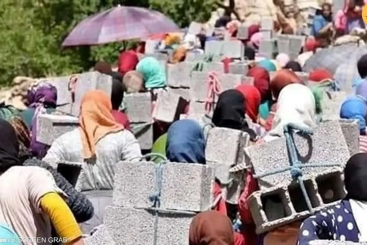(ویدئو) ماجرای ۱۰۰ زن که بلوکهای سیمانی بر پشت حمل کردند