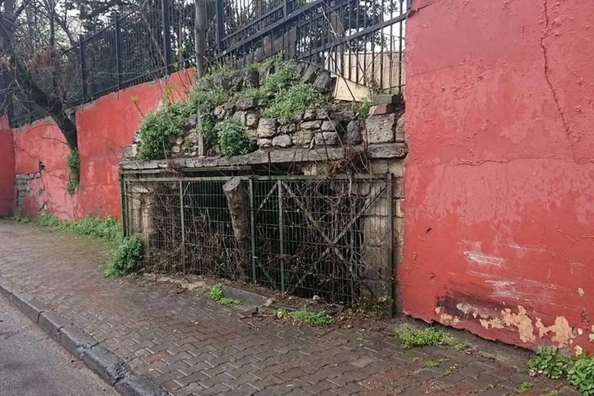 (عکس) کشف کلیسایی مرموز در محوطۀ یک دبیرستان