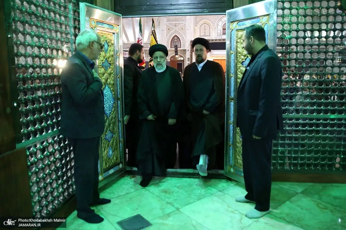 (عکس) فاتحه خوانی رئیسی بر مزار آیت الله هاشمی