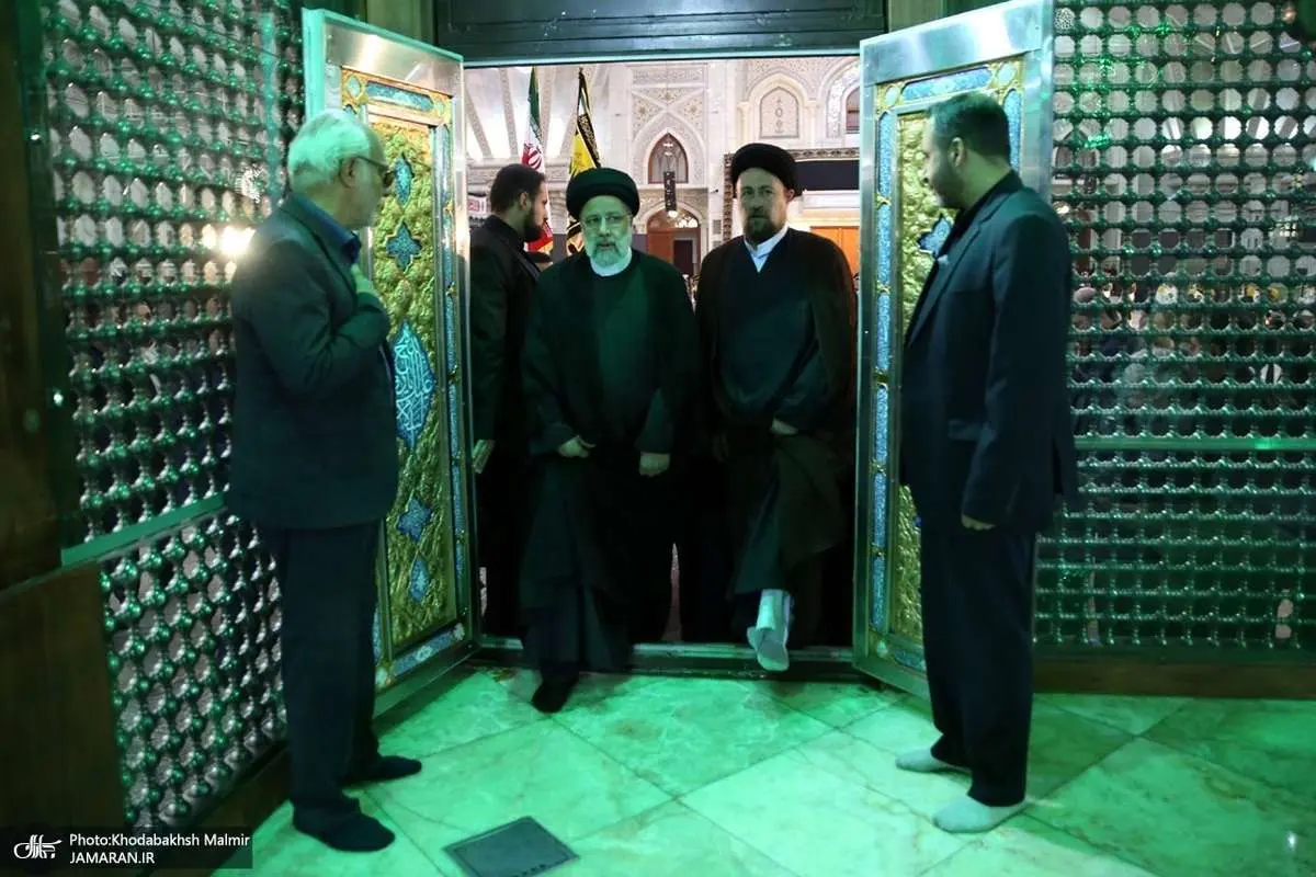 (عکس) فاتحه خوانی رئیسی بر مزار آیت الله هاشمی